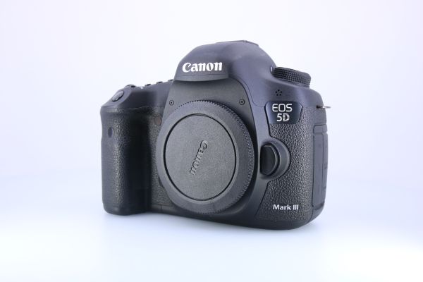 EOS 5D MK III Body / gebraucht in OVP / Zustand C+ / Akzeptabel / ca. 300.000 Ausl. / 1 Jahr Gewährl